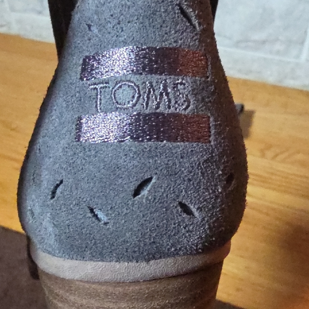 Toms Gray Perforated Peep-Toe Block Heel Ankle Booties. Size 9 Wide - Picture 3 of 7